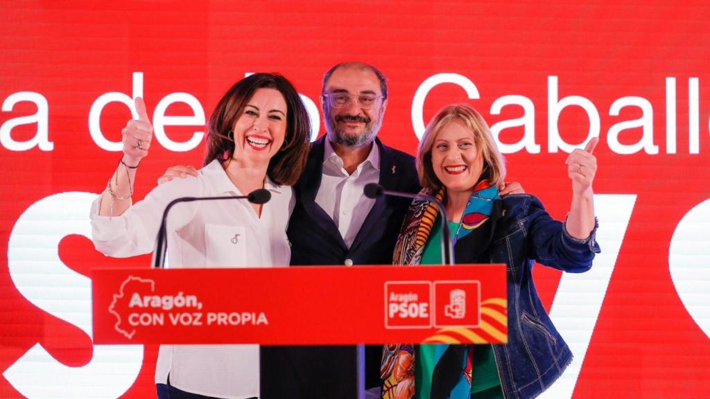Javier Lambán entre Teresa Ladrero y Juana Teresa Guilleme.