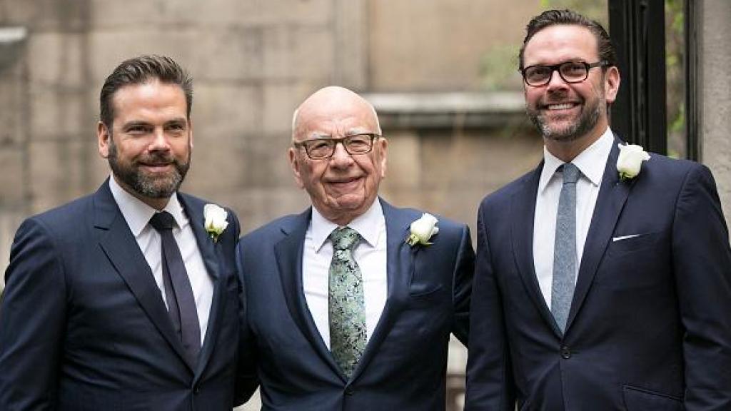 Rupert Murdoch posando con sus hijos, James y Lachlan.