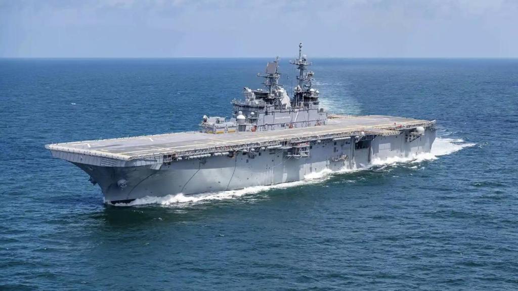 El buque de asalto anfibio USS Tripoli.