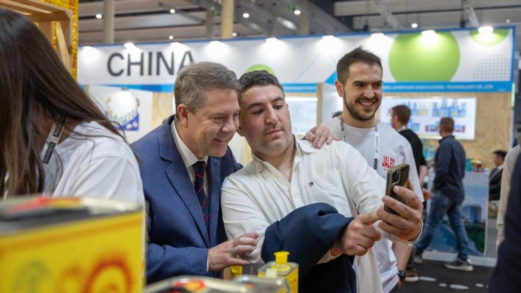 Selfi de Emiliano García-Page en la feria Alimentaria celebrada en Barcelona.