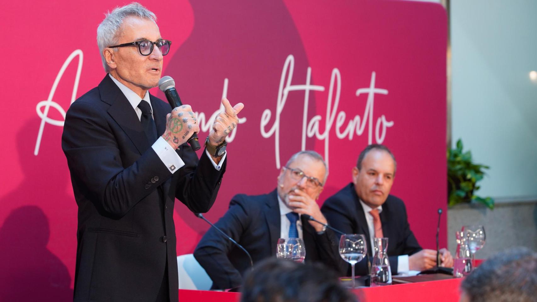Jesús Navarro presenta la conferencia de Demetrio Muñoz junto a Carlos Baño.