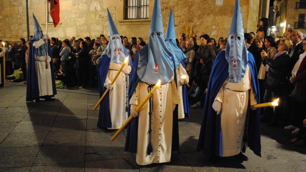 Nazarenos de la Cofradía de la Vera Cruz girando en la Plaza de Monterrey para coger la calle Compañía un Lunes Santo.