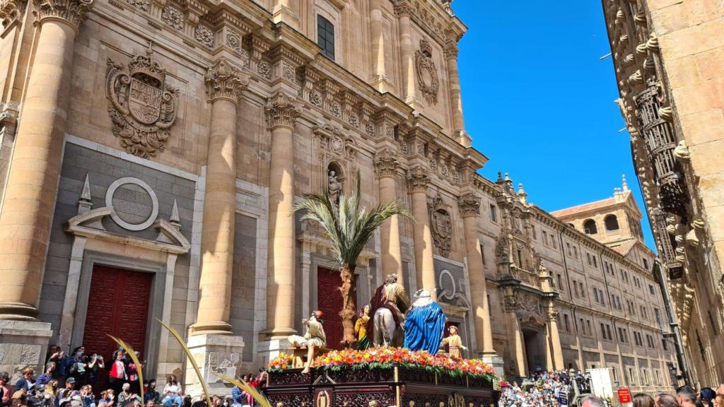 La procesión de La Entrada Triunfal de Jesús en Jerusalén 'borriquilla' a su paso por la Calle Compañía. La Iglesia de La Clerecía al fondo.