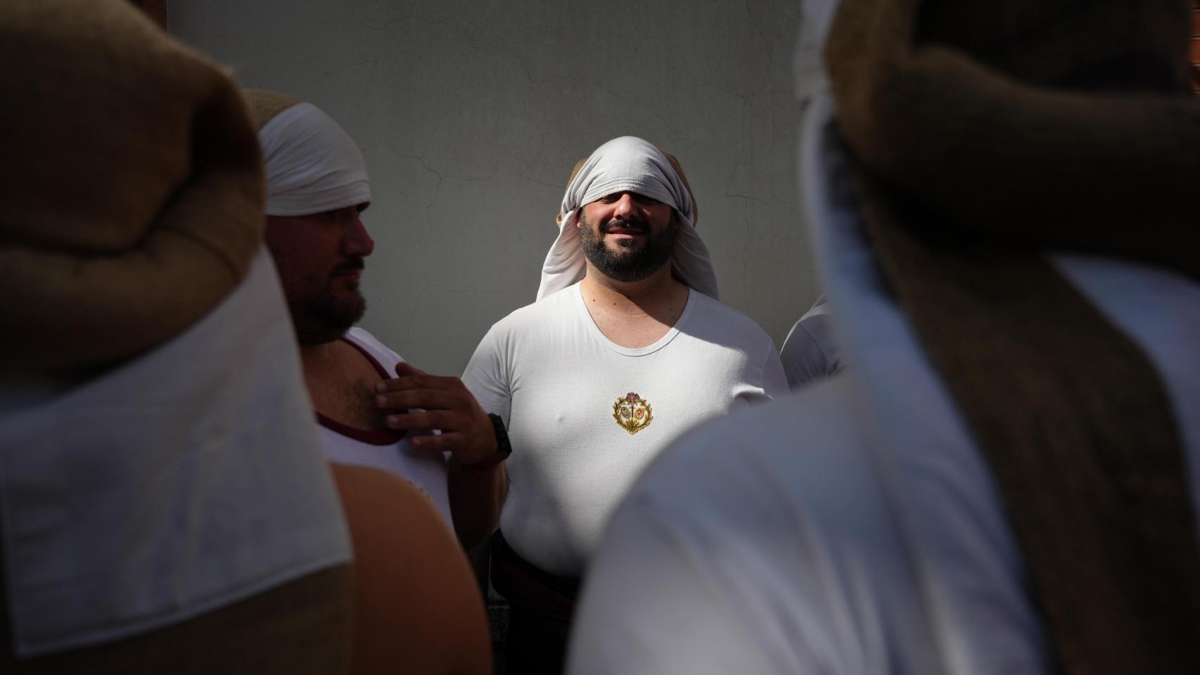 Imagen de un costalero de Sevilla.