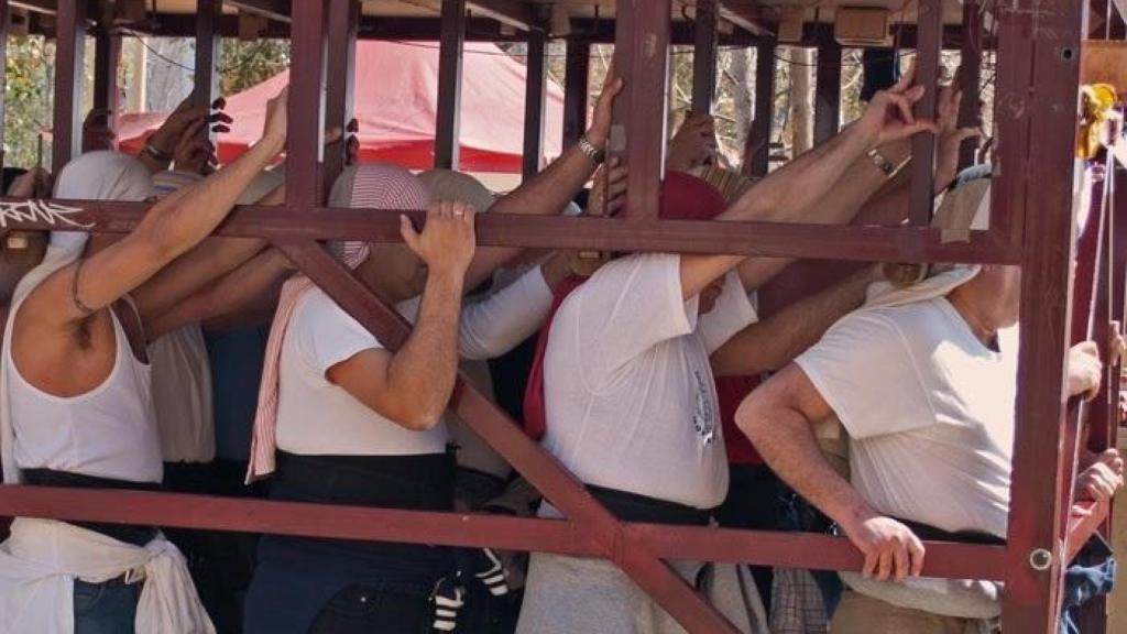 Imagen del interior de un paso de Semana Santa en Sevilla.
