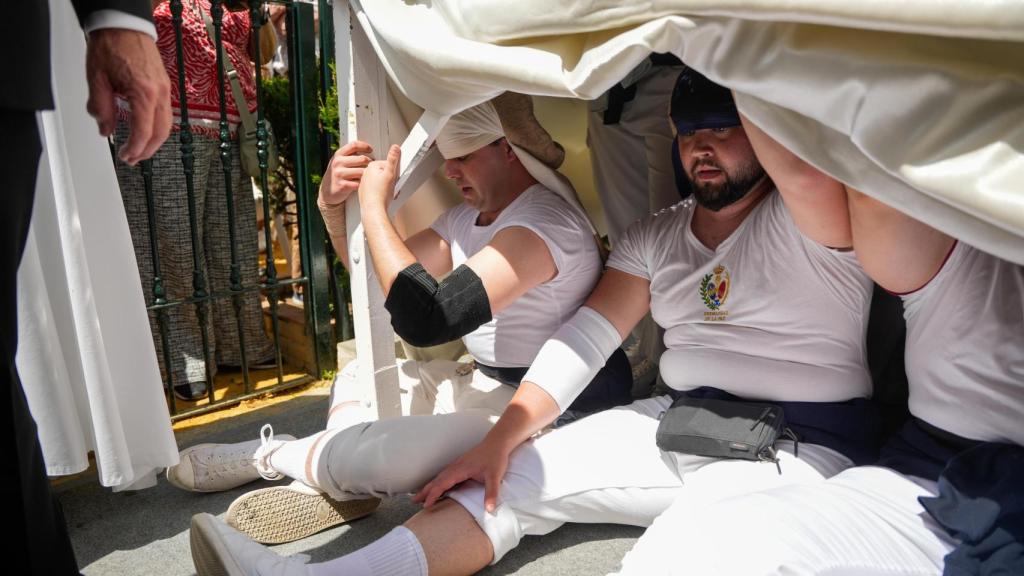 Imagen de costaleros descansando.