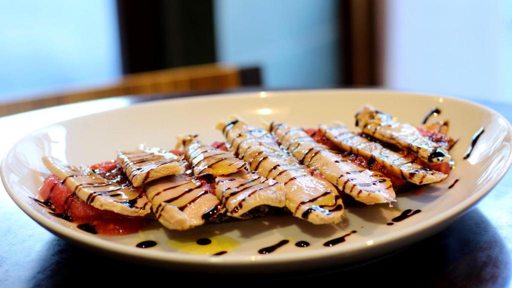 Tosta de caballa y tomate en la Vinacoteca Burdeos