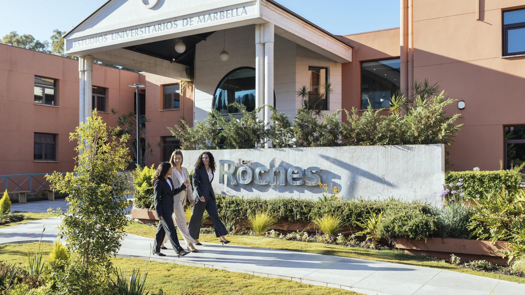 Estudiantes en el campus de Les Roches en Marbella.