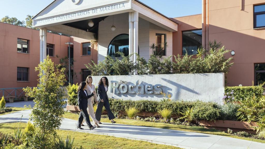 Estudiantes en el campus de Les Roches en Marbella.