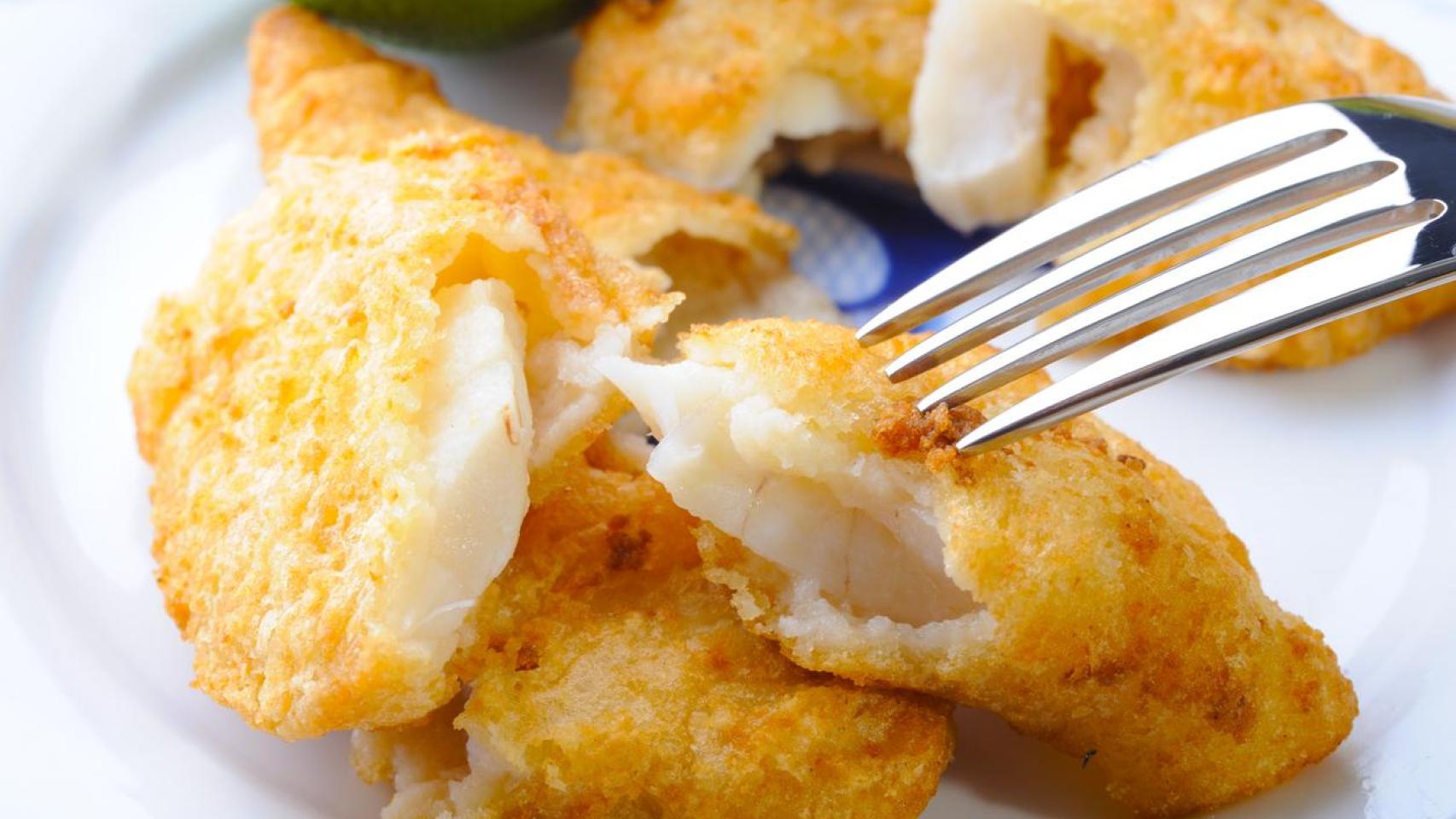 Un plato de pescado frito.