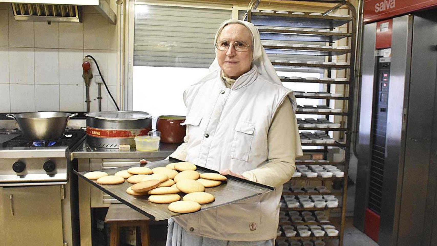 Sor Ester, con alguno de los dulces que se preparan en el obrador, atiende a EL ESPAÑOL de Castilla y León.