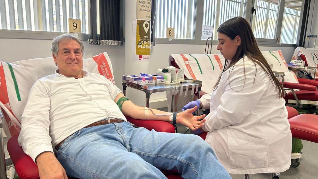 Fernando Arcega durante la donación de sangre.