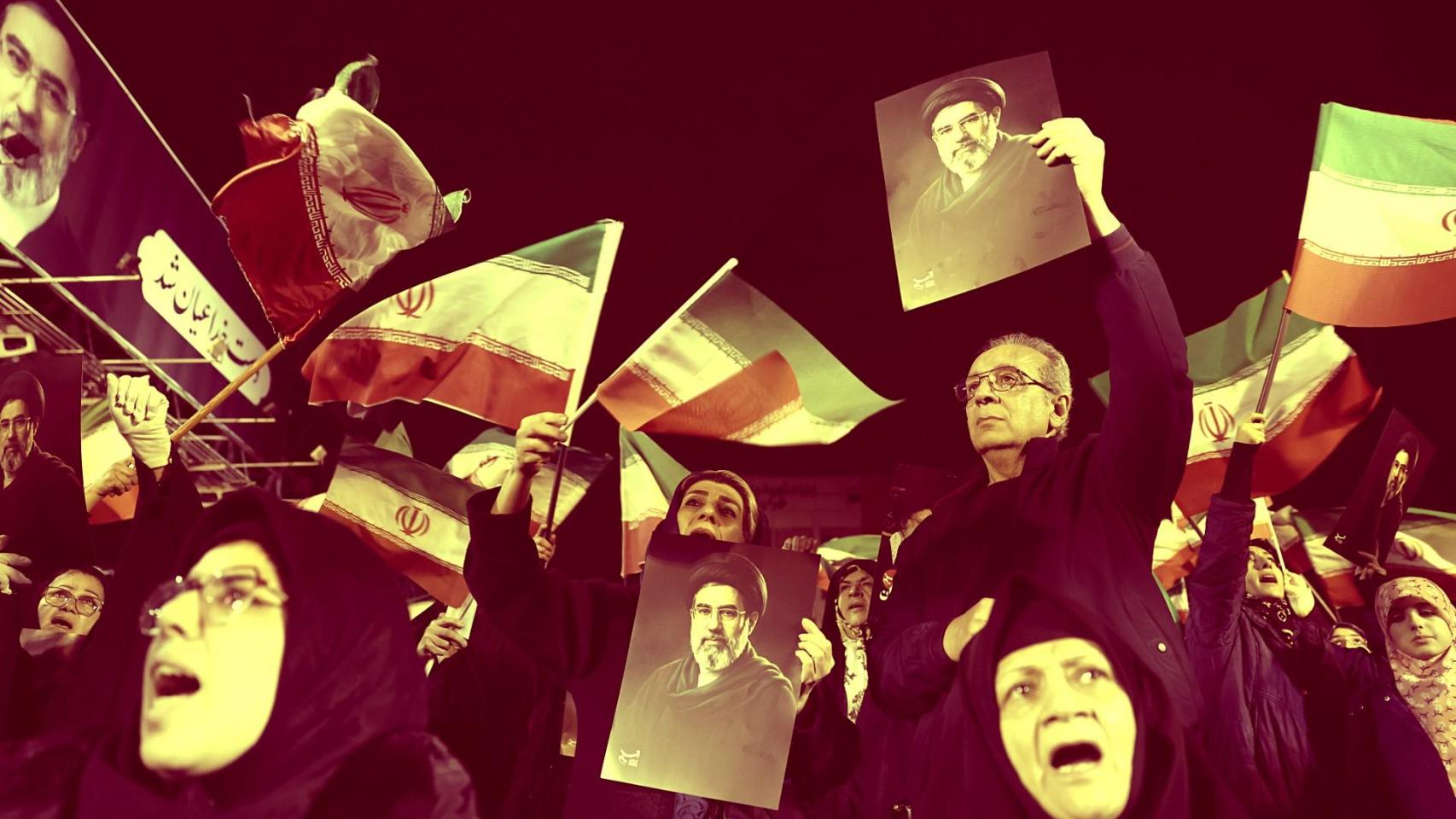 El pueblo iraní corea consignas, ondea banderas y exhibe carteles del nuevo líder supremo iraní, Mojtaba Khamenei, durante una manifestación en apoyo a las fuerzas armadas en Teherán.