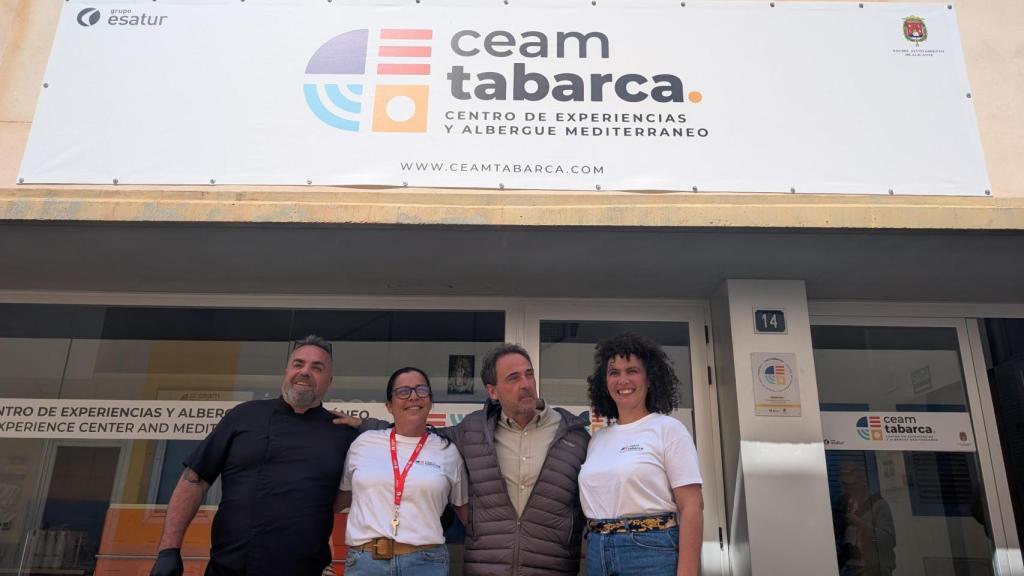 El nuevo albergue con el equipo de Esatur.