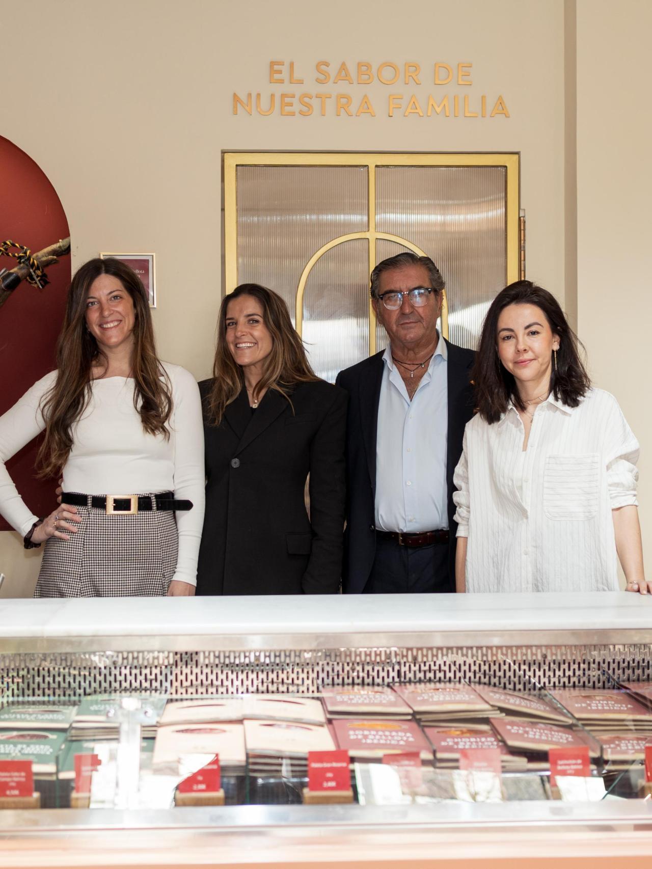 De izquierda a derecha, Alicia Benito, Laura Benito, Felipe Benito y Sara Benito; en su nueva tienda La Prudencia de Madrid.