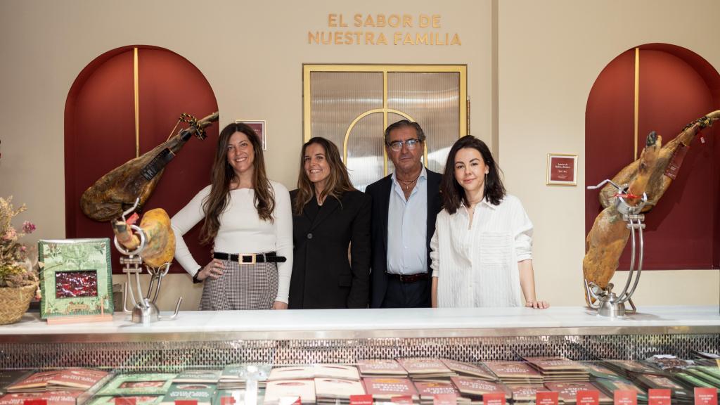 De izquierda a derecha, Alicia Benito, Laura Benito, Felipe Benito y Sara Benito; en su nueva tienda La Prudencia de Madrid.