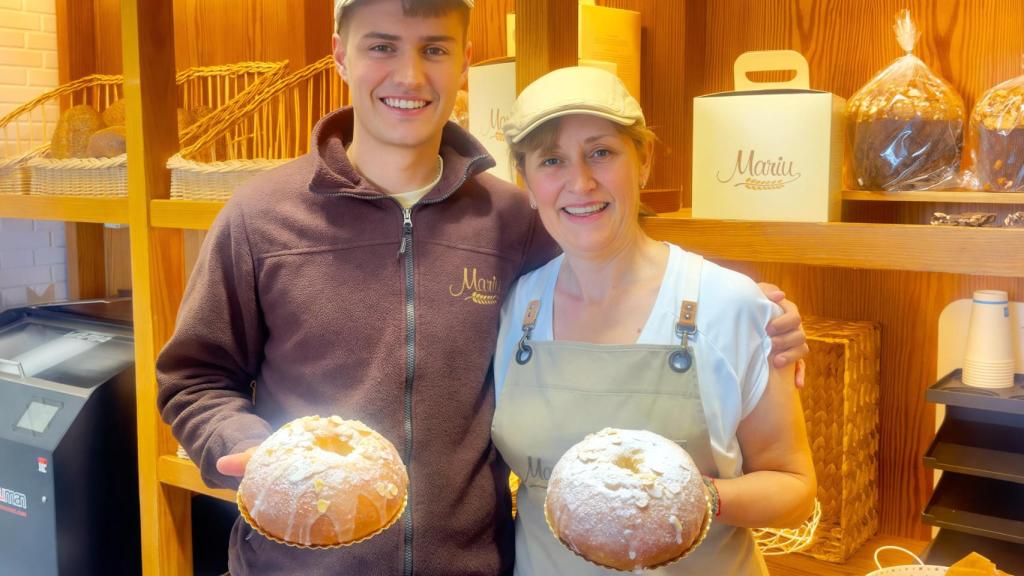 Santi Mariel y Eva Hita Verdú, con las monas que preparan en su horno tradicional.