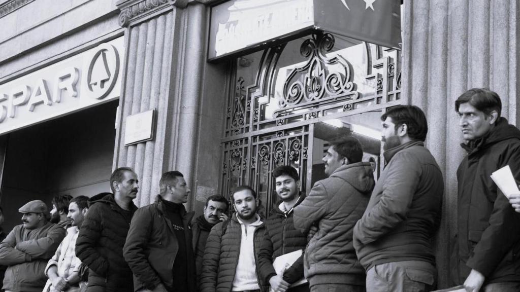 Pakistaníes hacen cola en el consulado de Barcelona para acogerse a la regularización.