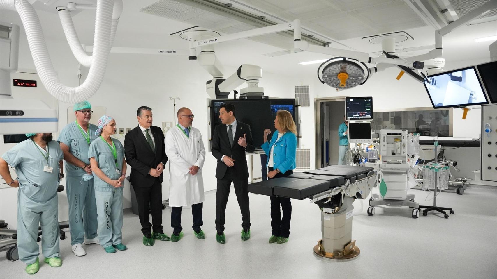 El presidente de la Junta de Andalucía, Juanma Moreno, y el consejero de Sanidad, Antonio Sanz, en el hospital Costa del Sol en una imagen de archivo.