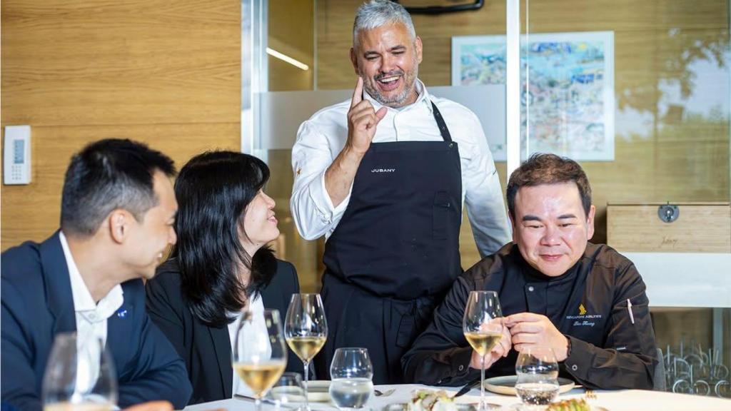 El chef Nandu Jubany se sube a la cocina de altos vuelos.
