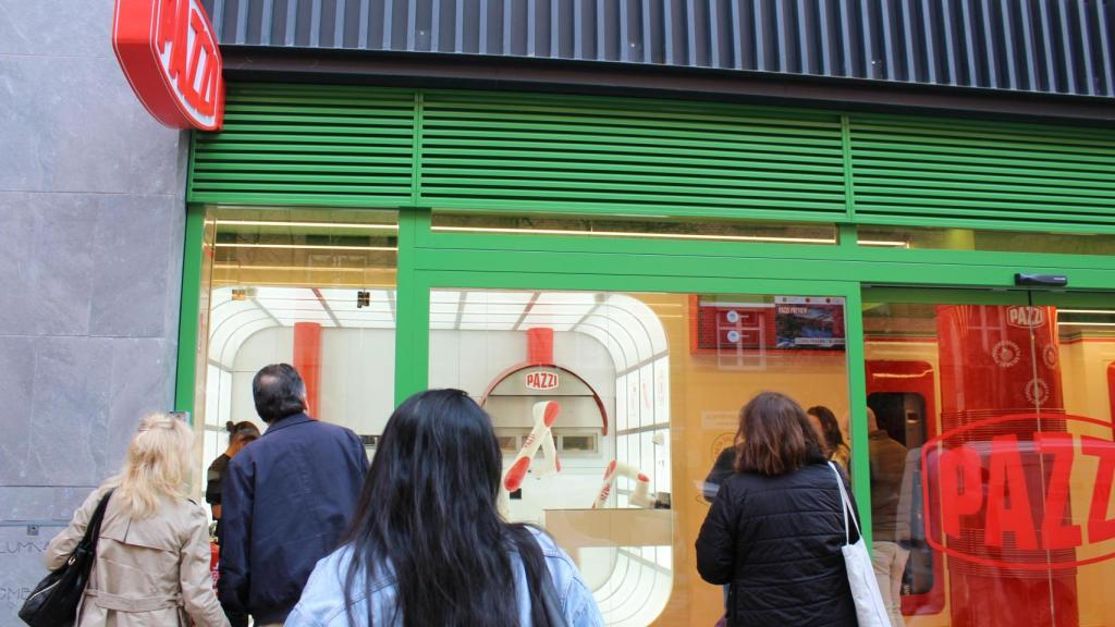 Algunos curiosos se paran frente a la tienda de Pazzi en Chamberí.