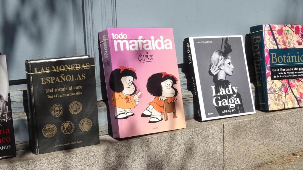 Libros expuestos en una de las casetas de Cuesta Moyano