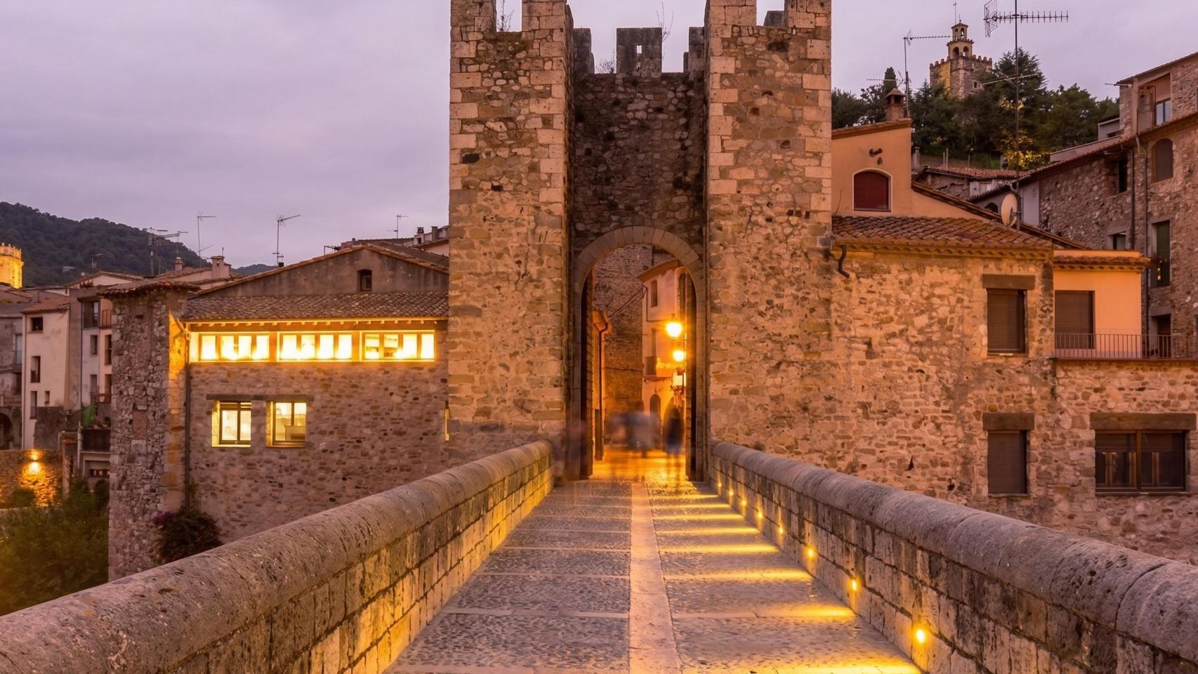 Castillo medieval de Santa Pau, Girona.