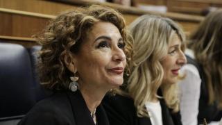 vicepresidenta primera y ministra de Hacienda, María Jesús Montero junto a la Vicepresidenta segunda del Gobierno y ministra de Trabajo.