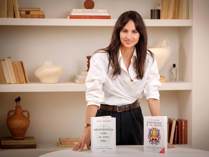 La neurocientífica, con sus libros.