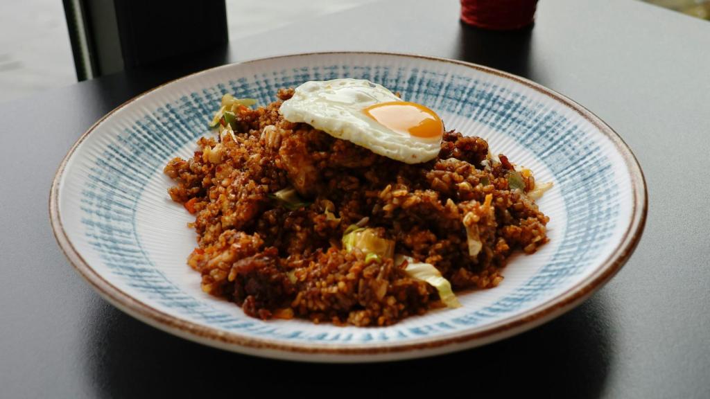 Plato con hidratos y proteínas.