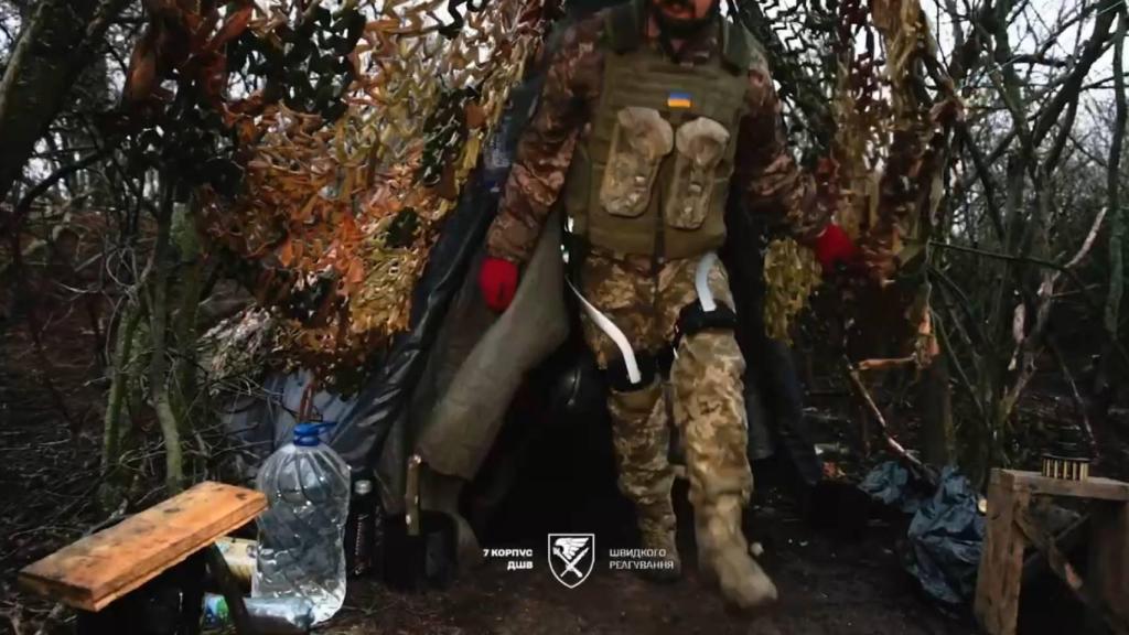 Un soldado ucraniano con un exoesqueleto.
