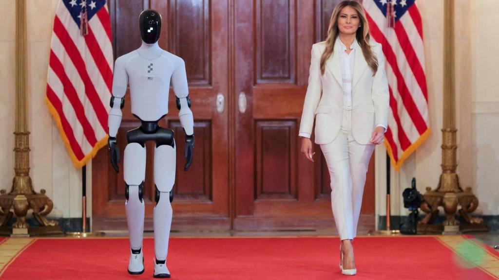 El robot Figure 03 junto con Melania Trump.