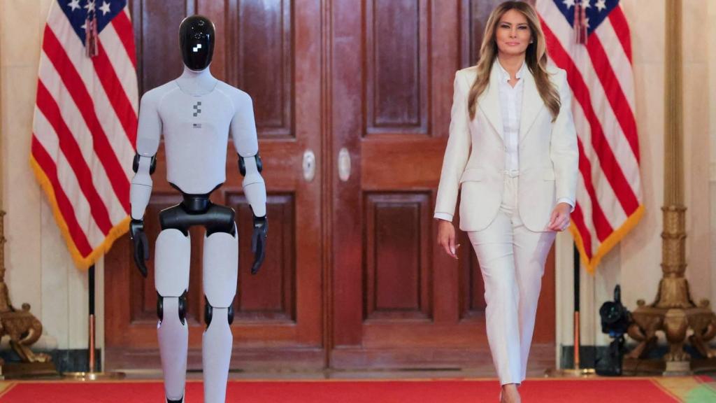 El robot Figure 03 junto con Melania Trump.