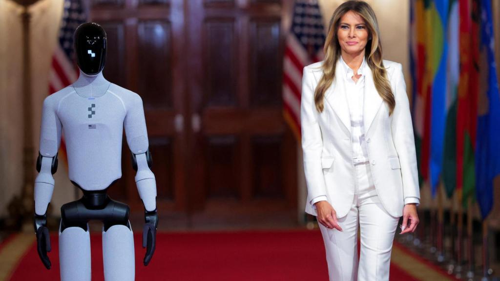 El robot Figure 03 junto con Melania Trump.