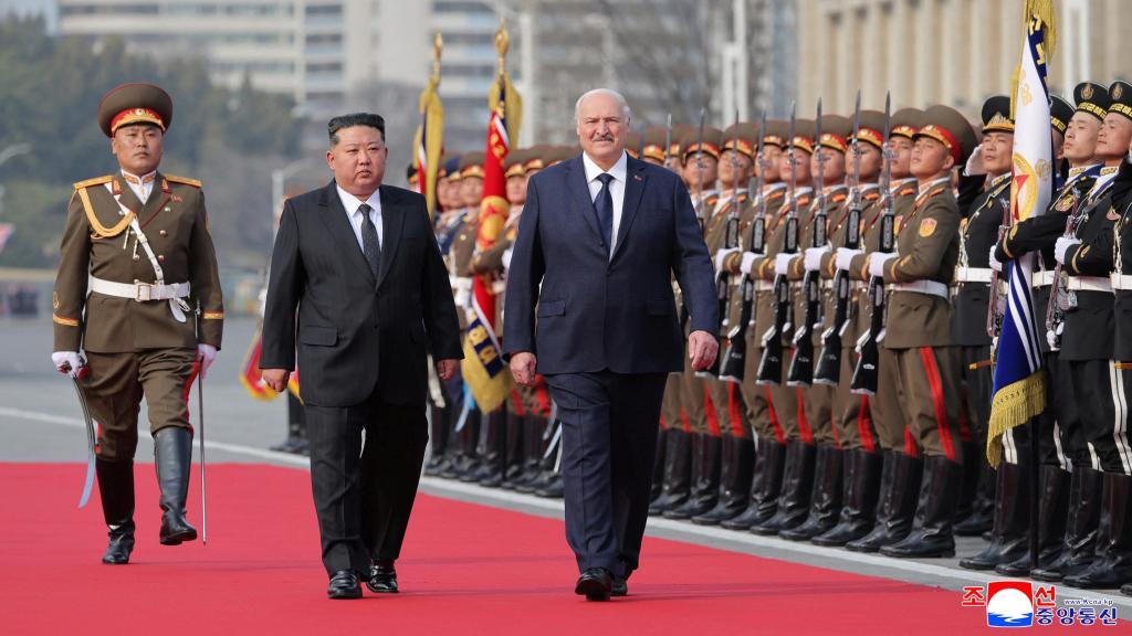 El líder norcoreano Kin Jong-un y el presidente bielorruso Alexandr Lukashenko este miércoles en Moscú.