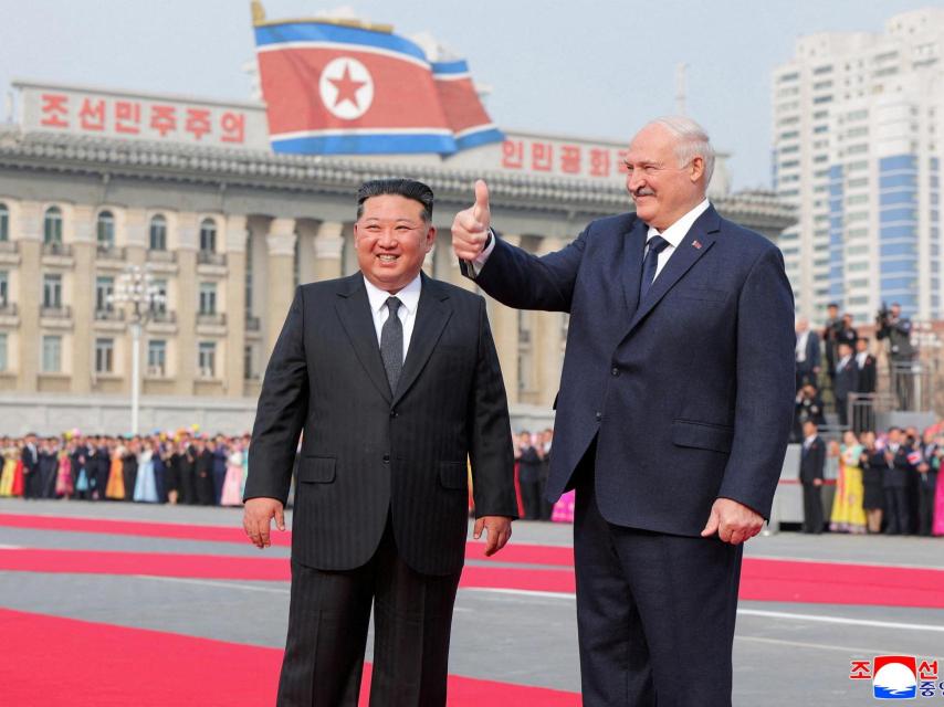 Another image of the meeting between Kim Jong-un and Lukashenko.