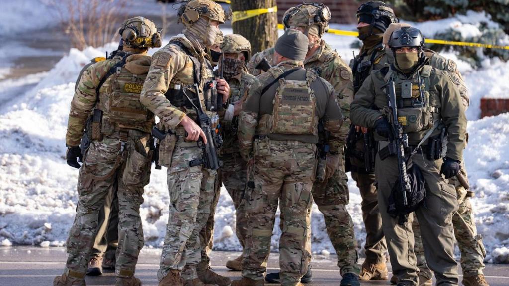 Agentes federales del Servicio de Inmigración y Control de Aduanas (ICE) el pasado mes de enero en Mineápolis.