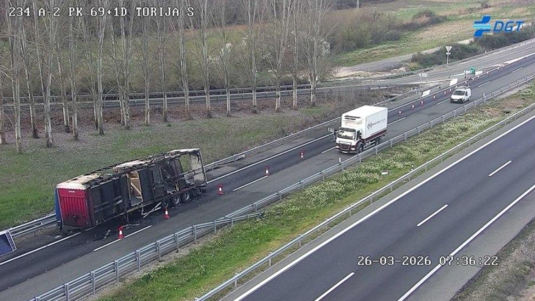 Imagen del camión siniestrado captada por una cámara de la Dirección General de Tráfico (DGT).