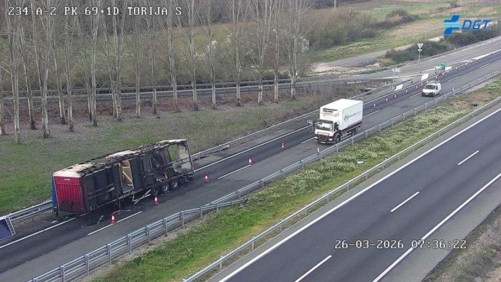 Imagen del camión siniestrado captada por una cámara de la Dirección General de Tráfico (DGT).
