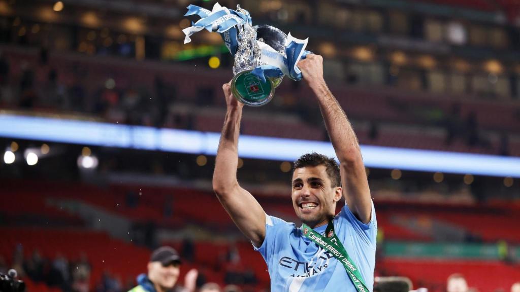 Rodri Hernández, con el título de la Copa Carabao