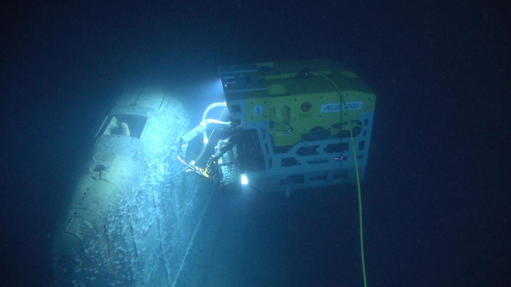 El ROV Ægir 6000 trabajando en los restos del submarino a una profundidad de casi 1.700 metros en el mar de Noruega.