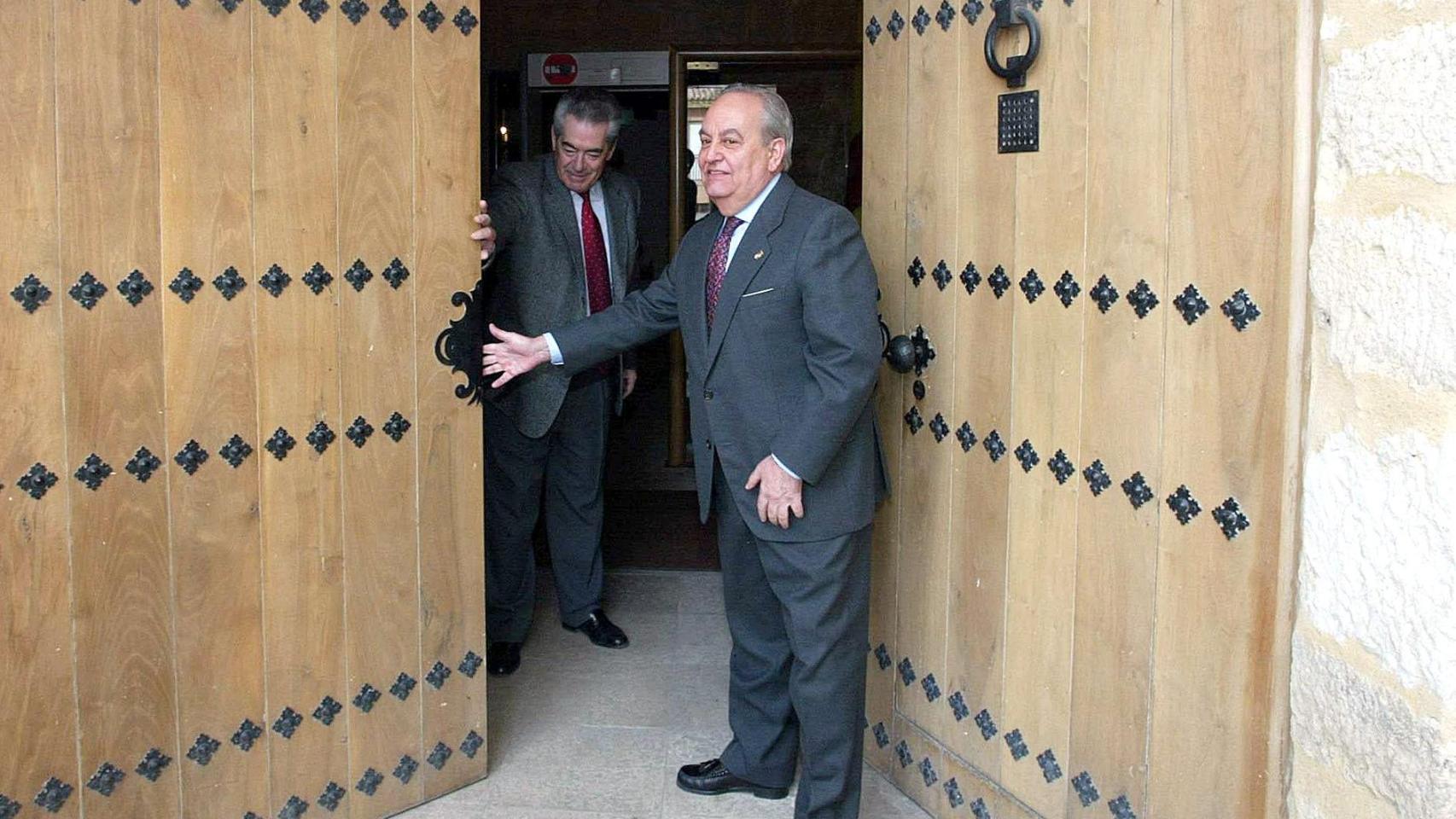El entonces presidente de las Cortes de Castilla y León, Manuel Estella, durante una jornada de puertas abiertas en el Parlamento autonómico, el 22 de marzo de 2003