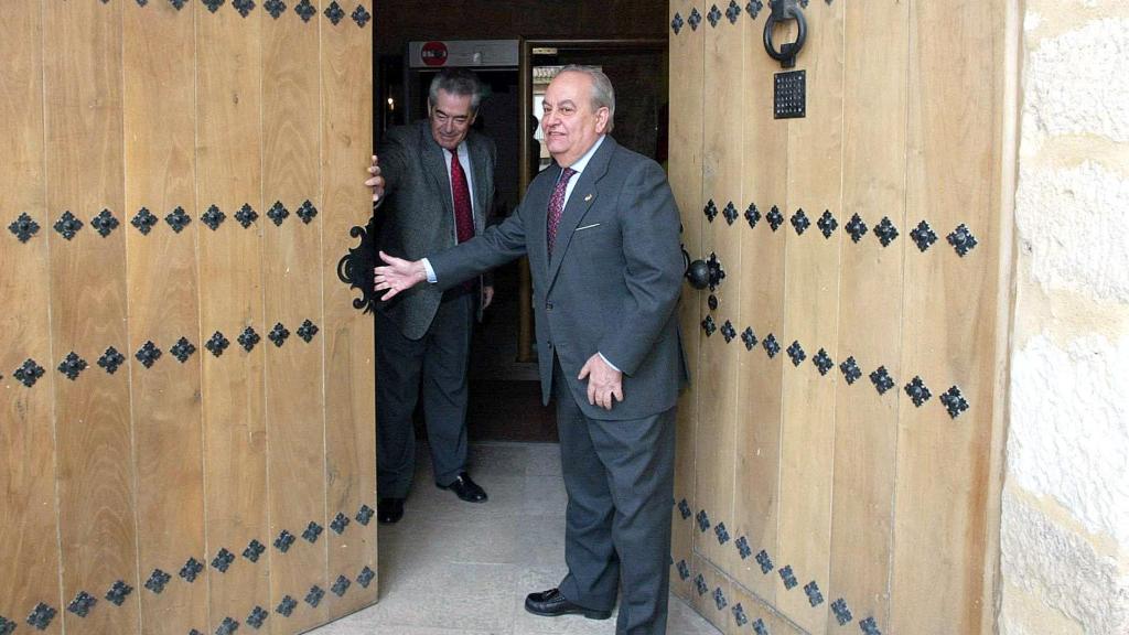 El entonces presidente de las Cortes de Castilla y León, Manuel Estella, durante una jornada de puertas abiertas en el Parlamento autonómico, el 22 de marzo de 2003