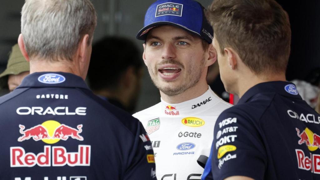Max Verstappen habla con los mecánicos de Red Bull