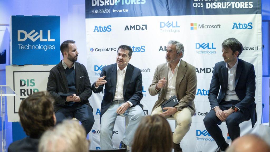 De izquierda a derecha, Alberto Iglesias (DISRUPTORES), Nacho Folgado (Atos), José Manuel Gómez (AMD), y Alberto Boris (Microsoft).