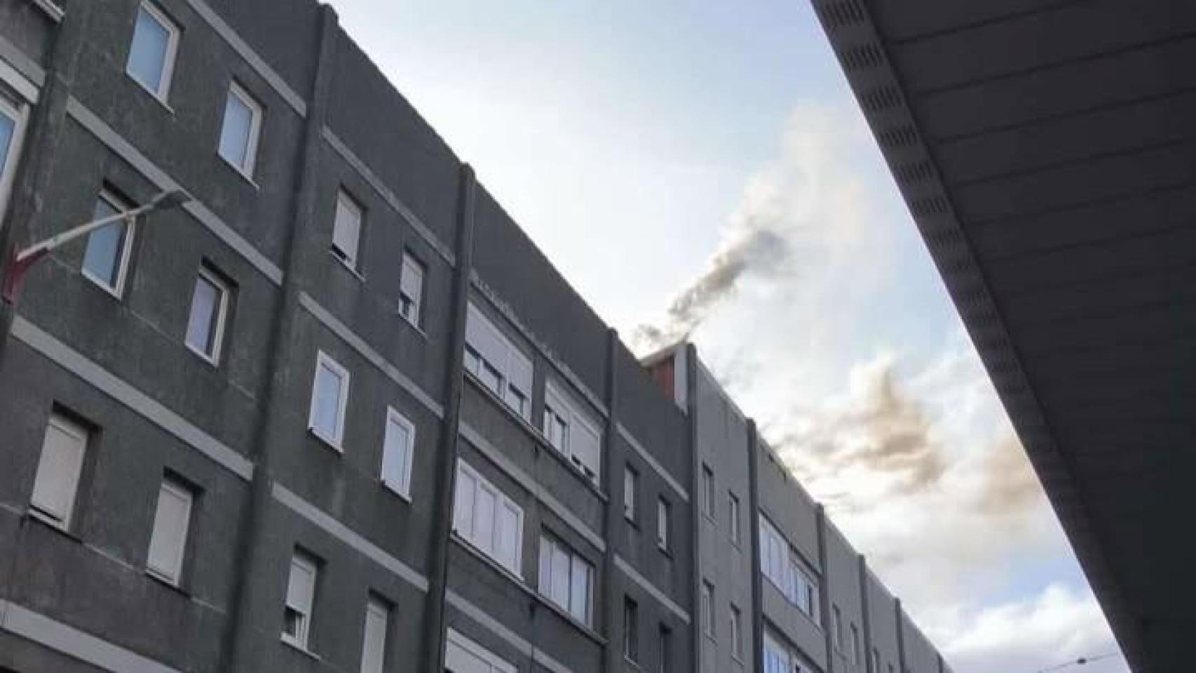 Un incendio en un tejado de la calle Monasterio de Sobrado.