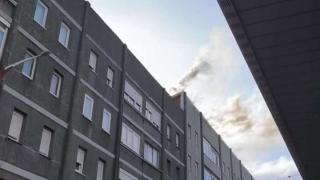 Un incendio en un tejado de la calle Monasterio de Sobrado.