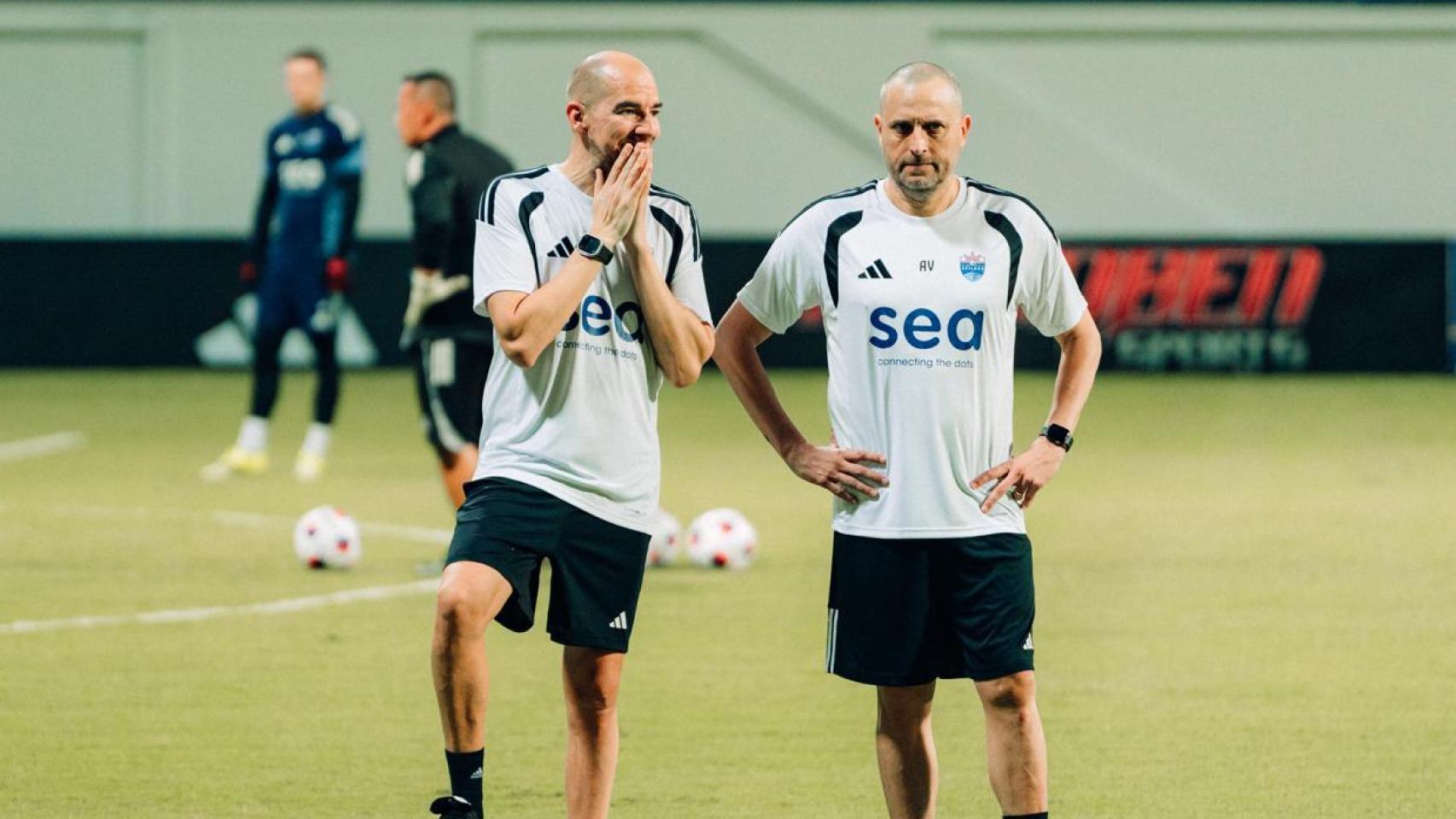 El entrenador alicantino Alejandro Varela (derecha), junto a otro miembro del cuerpo técnico.