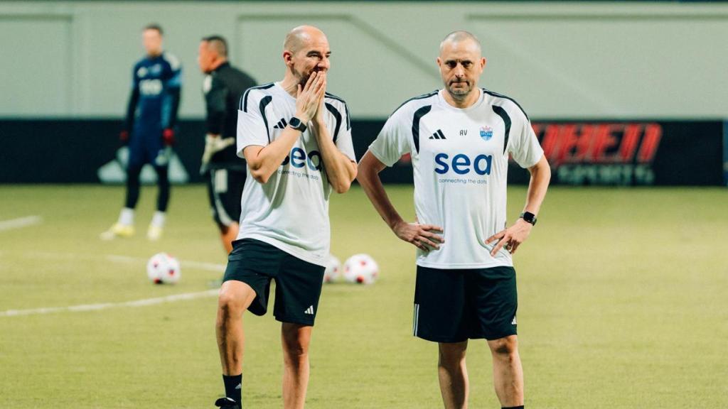 El entrenador alicantino Alejandro Varela (derecha), junto a otro miembro del cuerpo técnico.