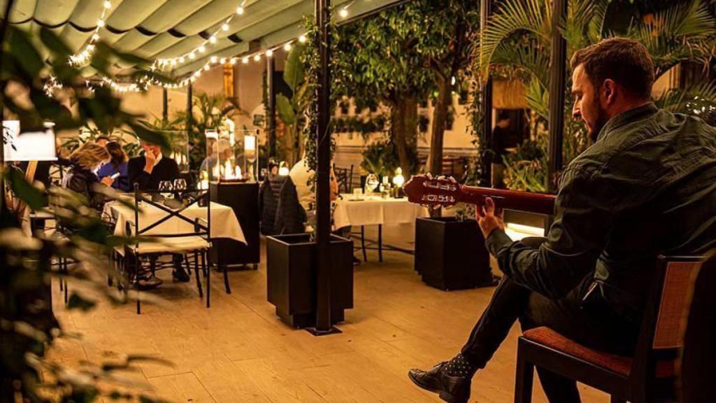 Una noche en el restaurante El Patio del Pali con el guitarrista en vivo.